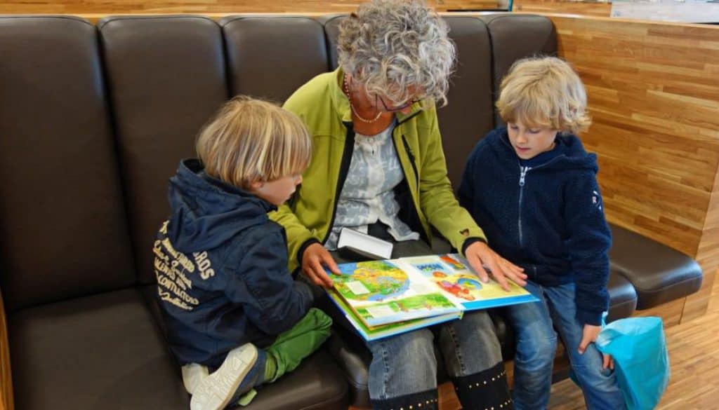 Czytanie książek dzieciom może być przez babcię, dziadka oraz rodziców. Tanie książki dla dzieci w atrakcyjnej cenie to idealny pomysł na prezent.